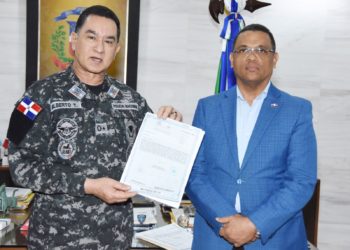 Director de Titulación entrega títulos de propiedad a 11 destacamentos policiales