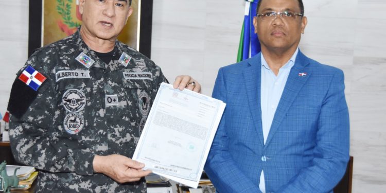 Director de Titulación entrega títulos de propiedad a 11 destacamentos policiales