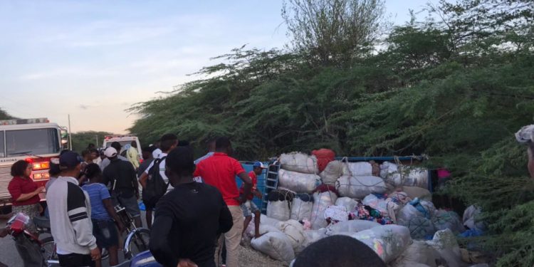 Un muerto y cinco heridos al volcarse camión cargado de «ropa de paca»