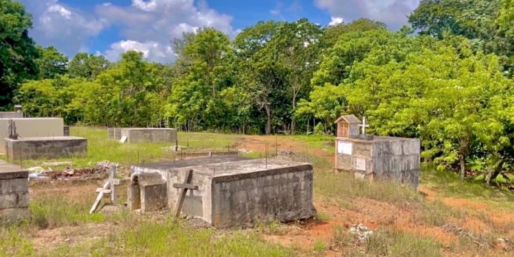 Denuncian muertos no descansan en paz en cementerio de Villa Riva
