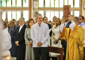 Presidente Abinader asiste a misa por 60 aniversario de la PUCMM