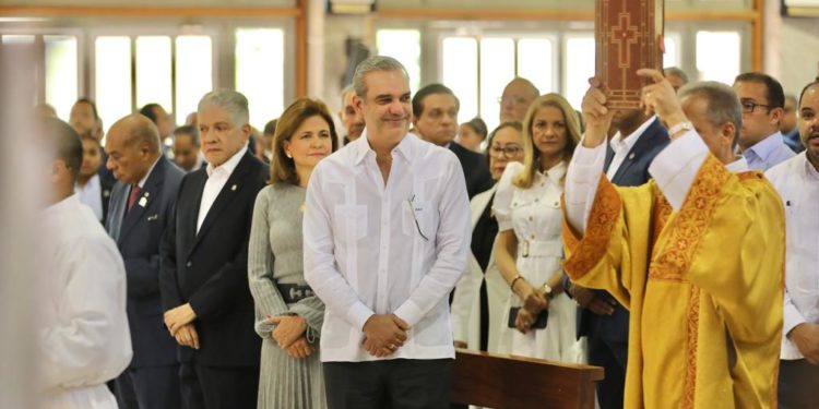 Presidente Abinader asiste a misa por 60 aniversario de la PUCMM