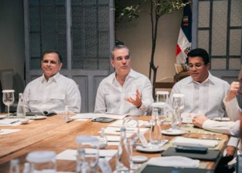 Presidente Abinader se reúne con representantes de líneas aéreas nacionales para convertir RD en Hub Aéreo