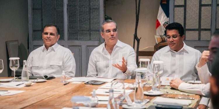 Presidente Abinader se reúne con representantes de líneas aéreas nacionales para convertir RD en Hub Aéreo