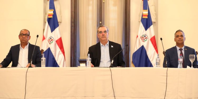 Gobierno pone en servicio la aplicación móvil Bacheo 24/7