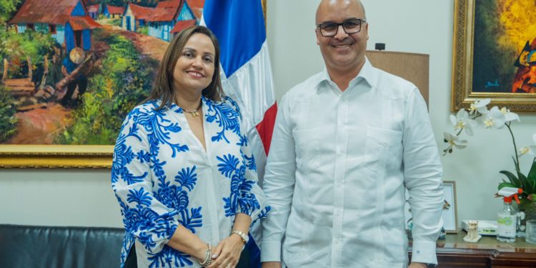 Viceministro Igor Rodríguez sostiene encuentro con encargada construcción Casa de Periodistas de Puerto Plata