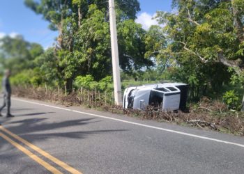Dos hombres salen ilesos de accidente pero uno se devuelve a buscar la llave y es alcanzado por cable eléctrico