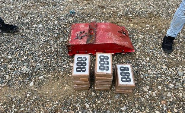 DNCD ocupa 13 paquetes de cocaína escondidos debajo de buque en Baní