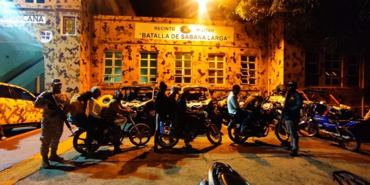 CESFronT detiene motocicletas en las que transportaban ocho nacionales haitianos en estatus migratorio irregular