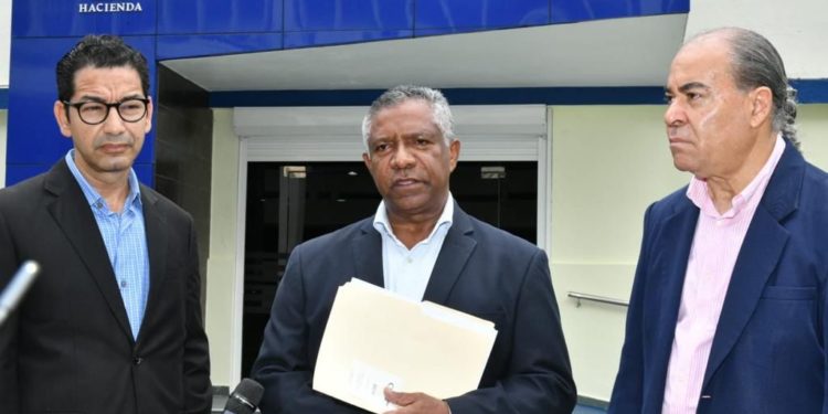 Casas Editoras Dominicanas van a Compras y Contrataciones Públicas a defender transparencia de adjudicación libros de textos