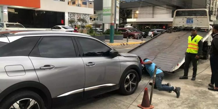 Residentes en calles intervenidas valoran como positivo Parqueate Bien