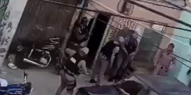 Hombre mata dos personas, hiere cinco policías y se atrinchera con fusil en La Romana