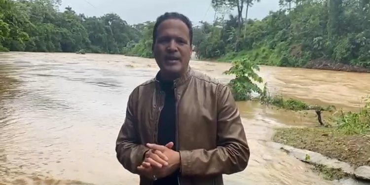 Diputado Román de Jesús muestra preocupación por comunidades incomunicadas en Peralvillo 