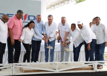 Presidente Abinader inicia construcción de carretera en María Trinidad Sánchez