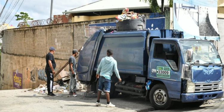 Fundación Escoba: 16 años resolviendo el problema de la basura en Capotillo y Ensanche Espaillat