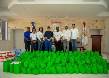 Titular de Sisalril, Jesús Feris, lleva ayuda a damnificados de Fiona en Miches