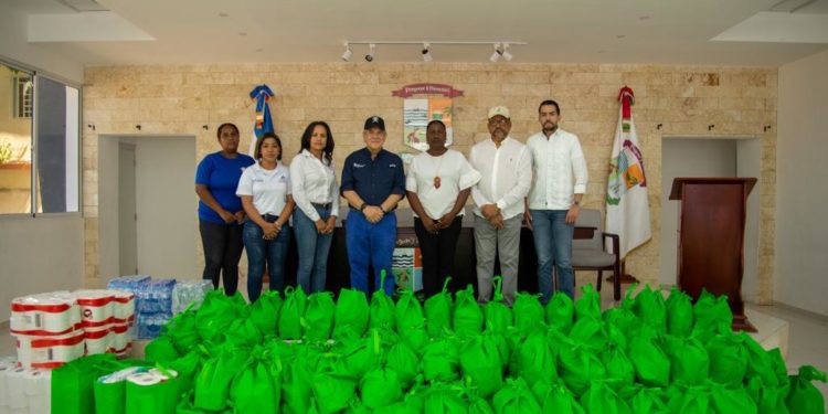 Titular de Sisalril, Jesús Feris, lleva ayuda a damnificados de Fiona en Miches