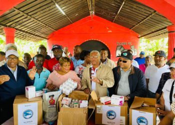 Director Jubilaciones y Pensiones continúa entrega de ayudas afectados por Fiona en La Victoria