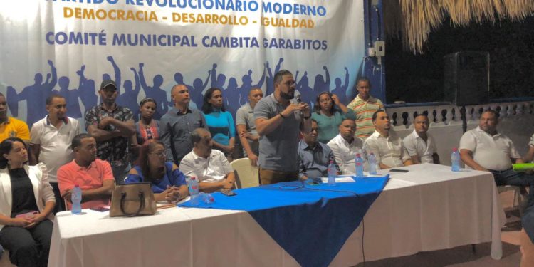 Alezaimy Veras realiza asamblea con dirigentes que apoyan proyecto político «Amor Por Cambita»