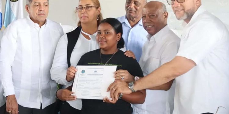 GOBIERNO ENTREGA TÍTULOS DE PROPIEDAD EN VILLA ALTAGRACIA, SAN CRISTÓBAL