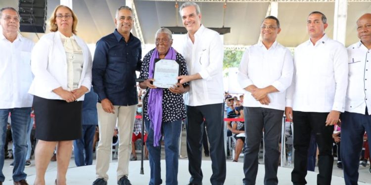 Presidente Abinader entrega 1,300 títulos de un total de 2,817 en Bajos de Haina, San Cristóbal