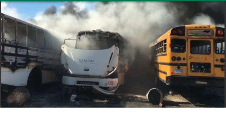 Migración desmiente autobuses afectados por incendio en Bávaro pertenezcan a la institución