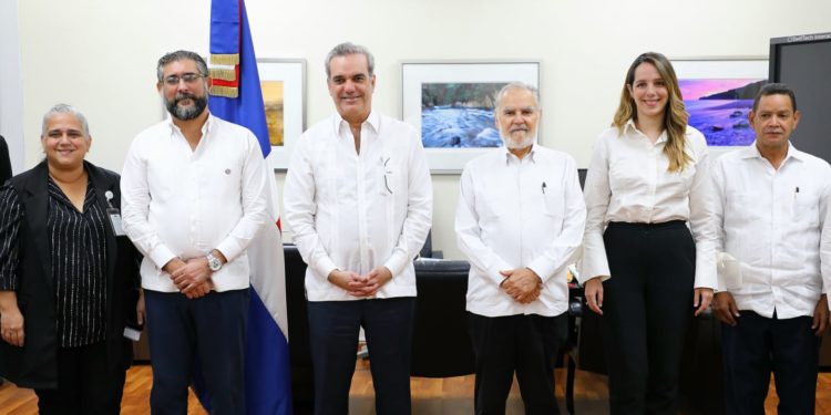 Presidente Abinader visita Ministerio de Medio Ambiente