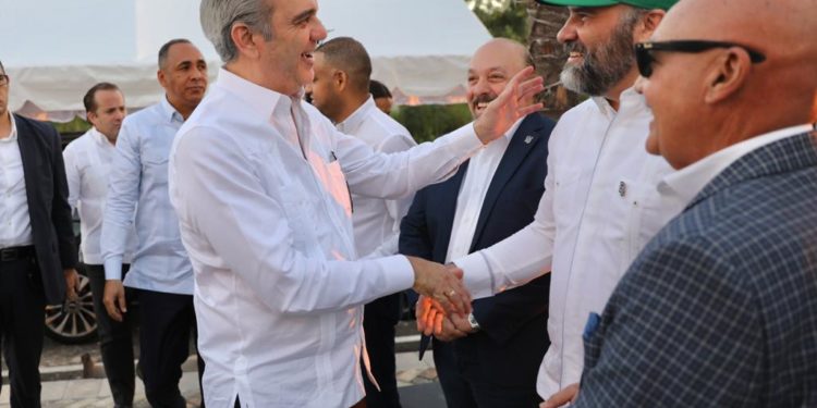 Presidente Abinader inicia semana laboral inaugurando nuevas obras en San Pedro de Macorís y entregando casi 3,000 certificados de título