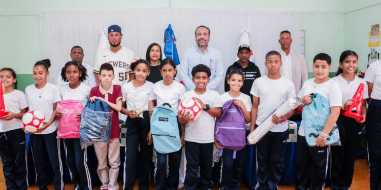 INEFI entrega utilerías deportivas y escolares en Bonao