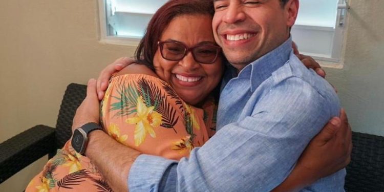 Roberto Ángel y Propeep entregan siete casas a familias de Mao que la habían perdido en incendio