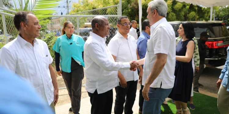 Director del IAD acompaña al presidente Abinader en acto entrega de títulos en Pedernales