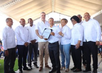 Presidente Abinader entrega 923 títulos de propiedad en Tamayo que benefician a más de 3,692 personas