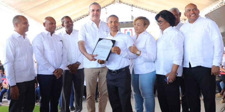 Presidente Abinader entrega 923 títulos de propiedad en Tamayo que benefician a más de 3,692 personas