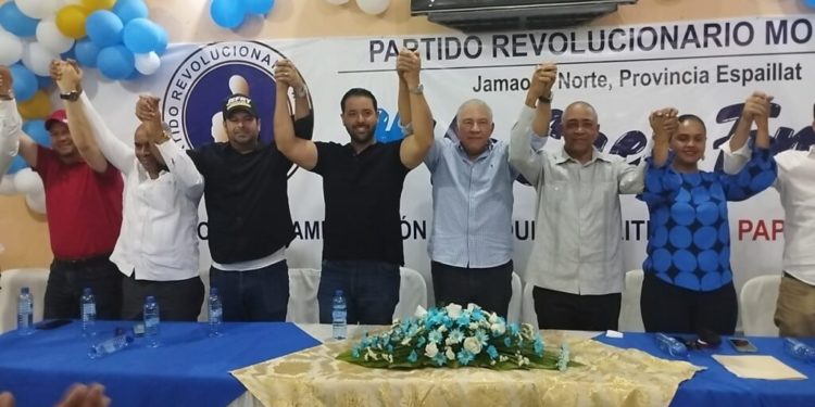 Leobaldo González (Papo), exalcalde de Jamao Norte y su esposa se juramentan en el PRM