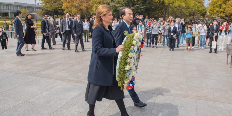 Vicepresidenta Raquel Peña Rinde Tributo a caídos por bomba atómica en Hiroshima.