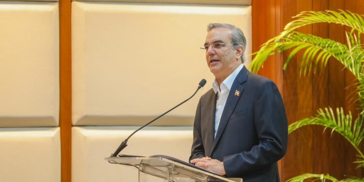 Presidente Abinader encabeza firma de acuerdo con 13 universidades para la Reforma Educativa Policial