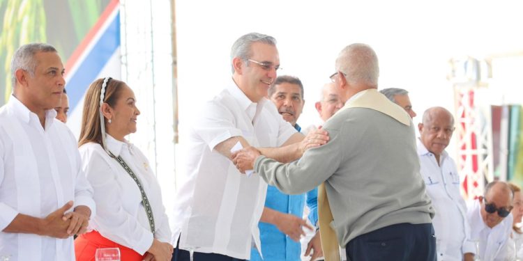 Presidente Abinader anuncia apoyo de RD$ 400 millones para pignoración de arroz