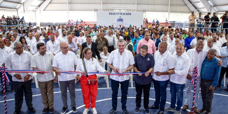 Presidente Abinader entrega cinco polideportivos y otras instalaciones en provincias Duarte y Sánchez Ramírez