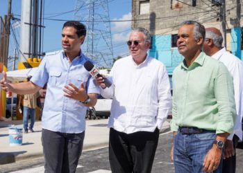 Ministro Joel Santos y Roberto Ángel realizan recorrido de supervisión por Teleférico Los Alcarrizos