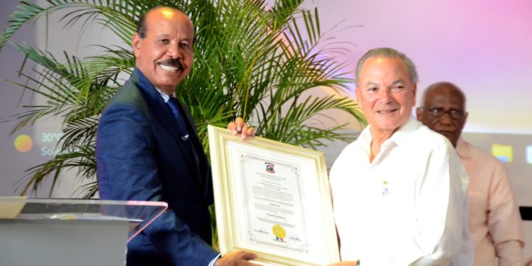 Alcalde José Montás entrega pergamino “Hijo Distinguido de San Cristóbal” a don Frank Rainieri