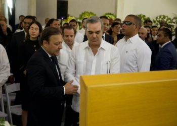 Presidente Abinader se solidariza con Abel Martínez por fallecimiento de su madre