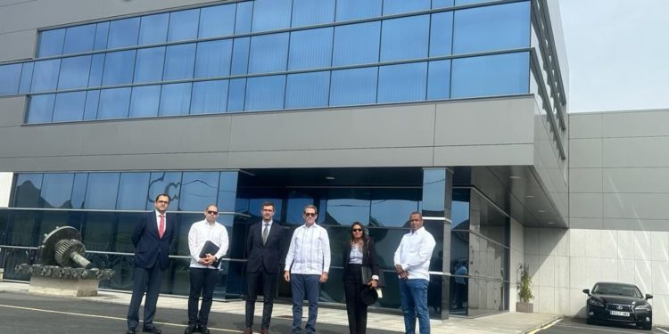 Ministro de Defensa visita empresa fabricante de vehículos militares UROVESA en España