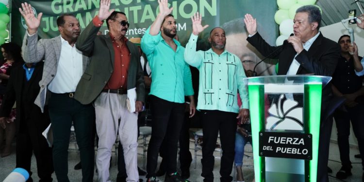 Propietarios de empresas de taxis y dirigentes del PRM se juramentan en la Fuerza del Pueblo