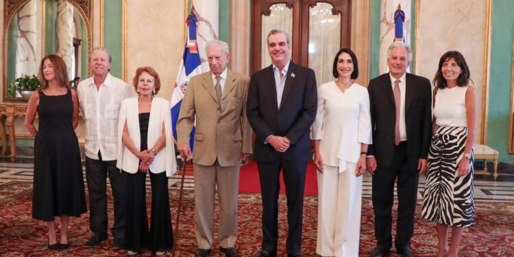 Presidente Abinader concede nacionalidad dominicana al afamado escritor peruano Mario Vargas Llosa