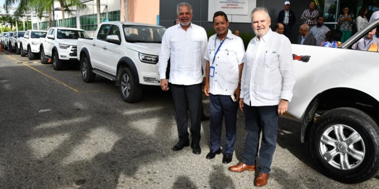 EGEHID entrega flotilla de vehículos al Ministerio de Medio Ambiente por valor de RD$55.9 millones