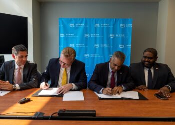 Gobierno dominicano firma acuerdo de cooperación con Amazon Web Services