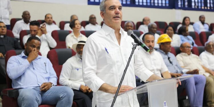 Presidente Abinader concluye jornada de actividades en La Romana y San Pedro; entrega reconstruido emblemático Polideportivo Eleoncio Mercedes