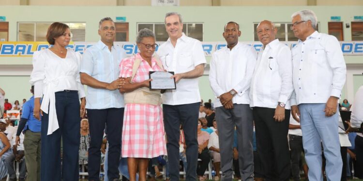 Presidente Abinader entregó 1,280 certificados de títulos a residentes de Sabana Grande de Boyá