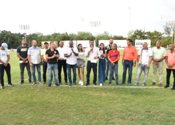 Alcalde Kelvin Cruz aporta RD$1.0 millón a equipo Atlético Vega Real