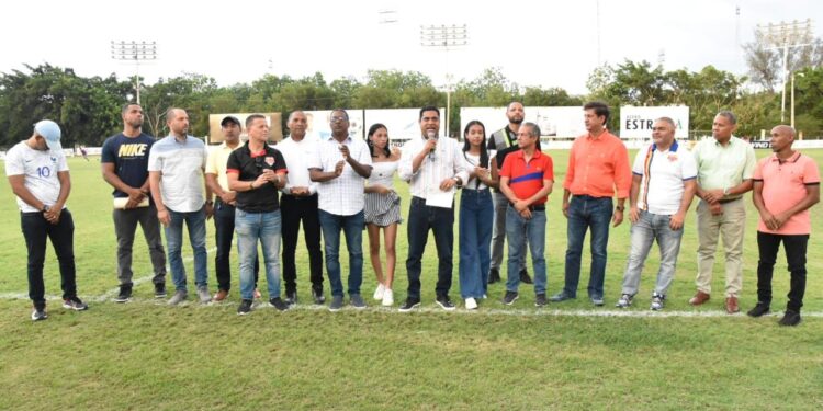 Alcalde Kelvin Cruz aporta RD$1.0 millón a equipo Atlético Vega Real